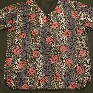 4/$20 | T shirt with rose and vine pattern